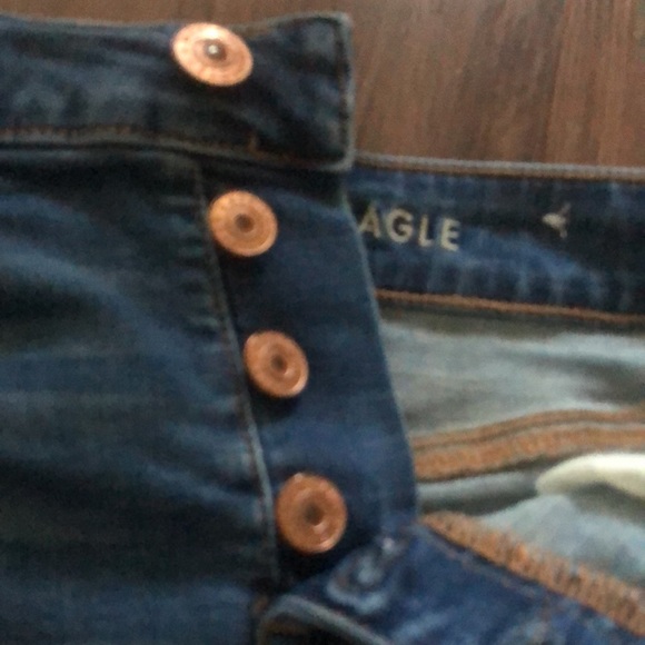 American Eagle Button Fly Distressed Denim Jean Shorts Frayed Hem Size 4    1010 - Picture 9 of 14